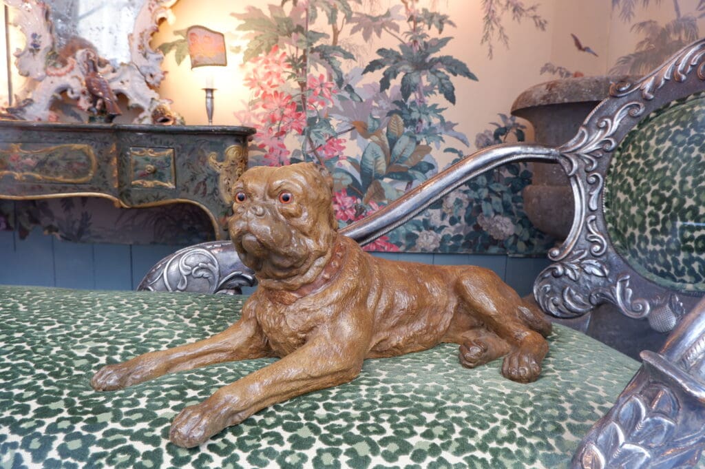Bouledogue couché en terre-cuite peinte ca.1950