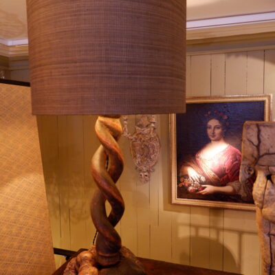 Paire de lampes spirale en bois sculpté noirci sur racine de bouleau + A/J cylindre en raphia