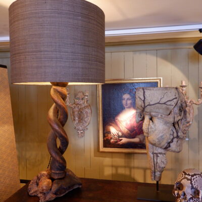 Paire de lampes spirale en bois sculpté noirci sur racine de bouleau + A/J cylindre en raphia