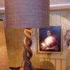 Paire de lampes spirale en bois sculpté noirci sur racine de bouleau + A/J cylindre en raphia