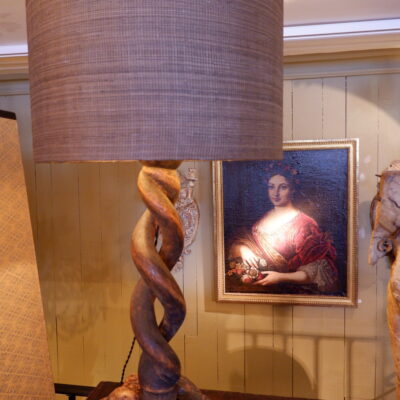Paire de lampes spirale en bois sculpté noirci sur racine de bouleau + A/J cylindre en raphia