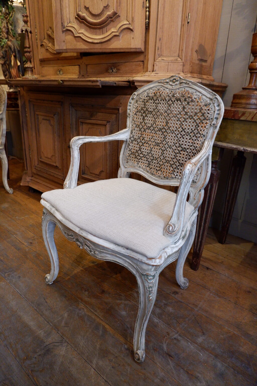 Suite de 6 chaises et 4 fauteuils période Louis XV assise en cannage -patine blanche & verte. – Image 4