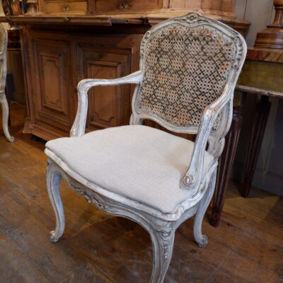 Suite de 6 chaises et 4 fauteuils période Louis XV assise en cannage -patine blanche & verte.