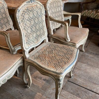 Suite de 6 chaises et 4 fauteuils période Louis XV assise en cannage d’origine et laque verte.
