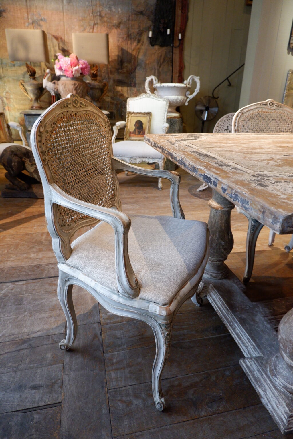 Suite de 6 chaises et 4 fauteuils période Louis XV assise en cannage -patine blanche & verte. – Image 9