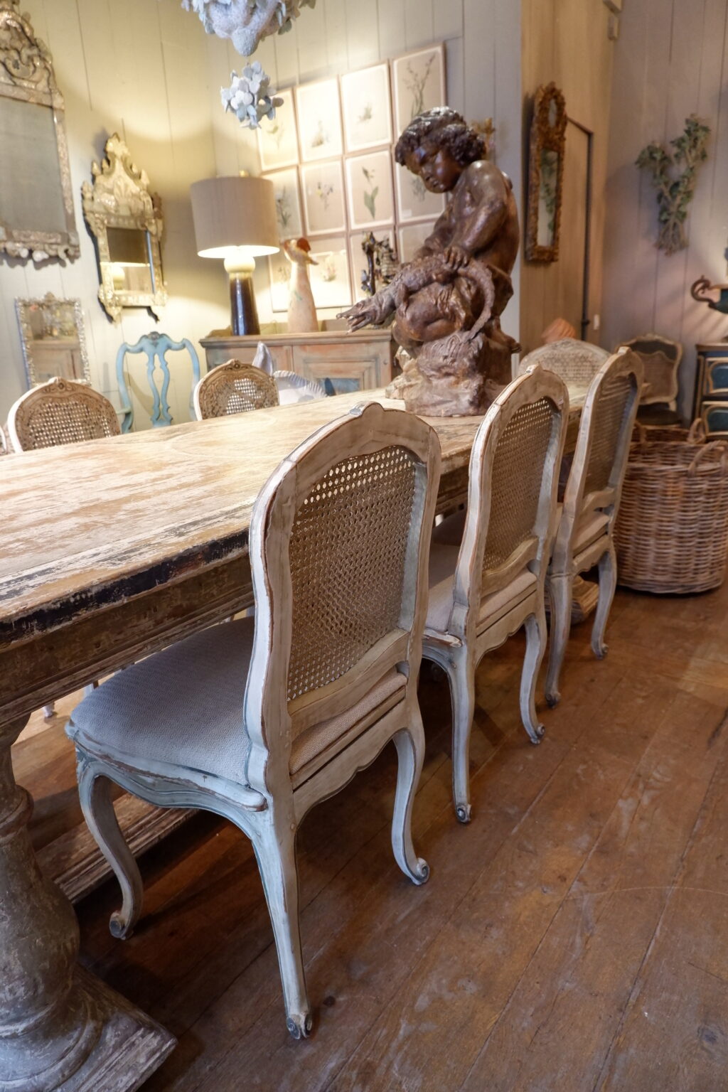 Suite de 6 chaises et 4 fauteuils période Louis XV assise en cannage -patine blanche & verte. – Image 7