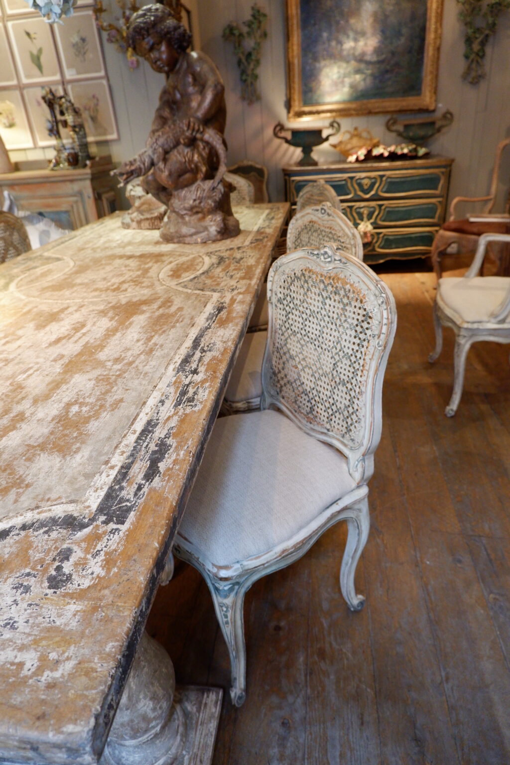 Suite de 6 chaises et 4 fauteuils période Louis XV assise en cannage -patine blanche & verte. – Image 2