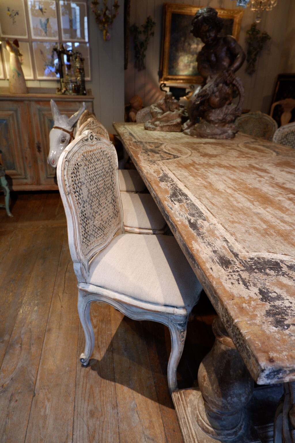 Suite de 6 chaises et 4 fauteuils période Louis XV assise en cannage -patine blanche & verte. – Image 8