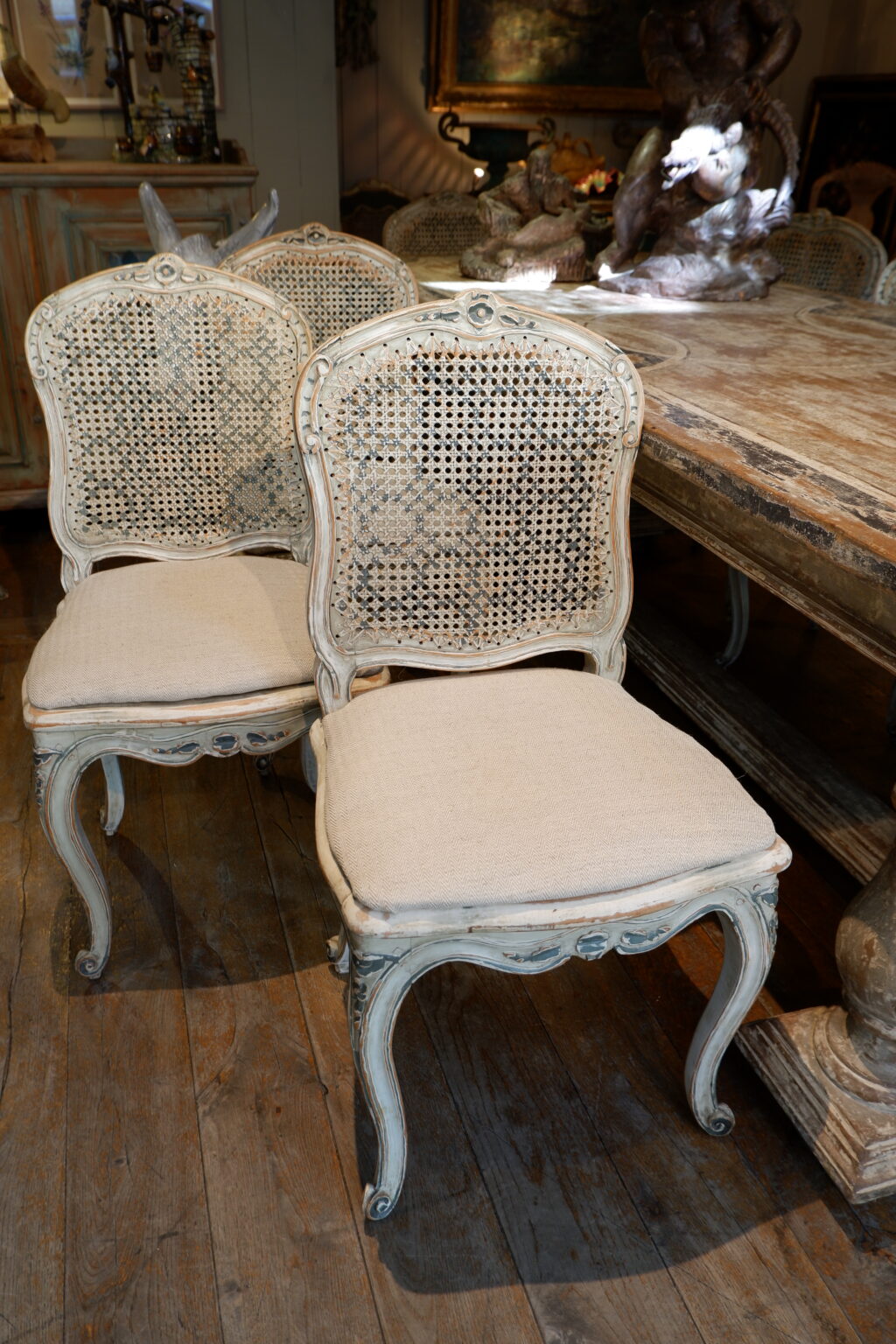 Suite de 6 chaises et 4 fauteuils période Louis XV assise en cannage -patine blanche & verte.