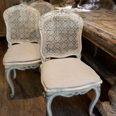 Suite de 6 chaises et 4 fauteuils période Louis XV assise en cannage -patine blanche & verte.