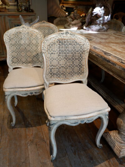 Suite de 6 chaises et 4 fauteuils période Louis XV assise en cannage -patine blanche & verte.