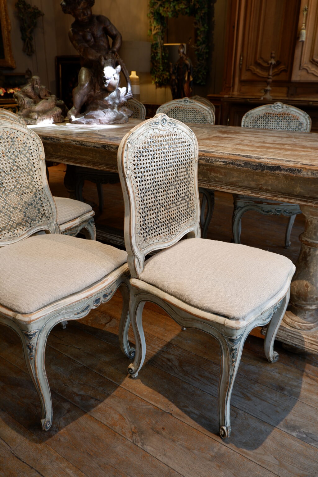 Suite de 6 chaises et 4 fauteuils période Louis XV assise en cannage -patine blanche & verte. – Image 3