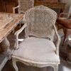 Suite de 6 chaises et 4 fauteuils période Louis XV assise en cannage -patine blanche & verte. – Image 6