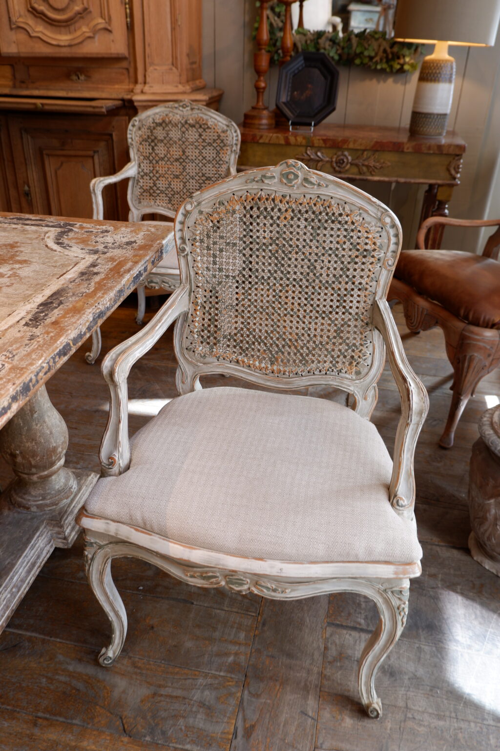 Suite de 6 chaises et 4 fauteuils période Louis XV assise en cannage -patine blanche & verte. – Image 6
