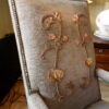 Fauteuil Louis XIII en noyer sculpté et velours marron orné d'une applique brodée sur le dossier – Image 2