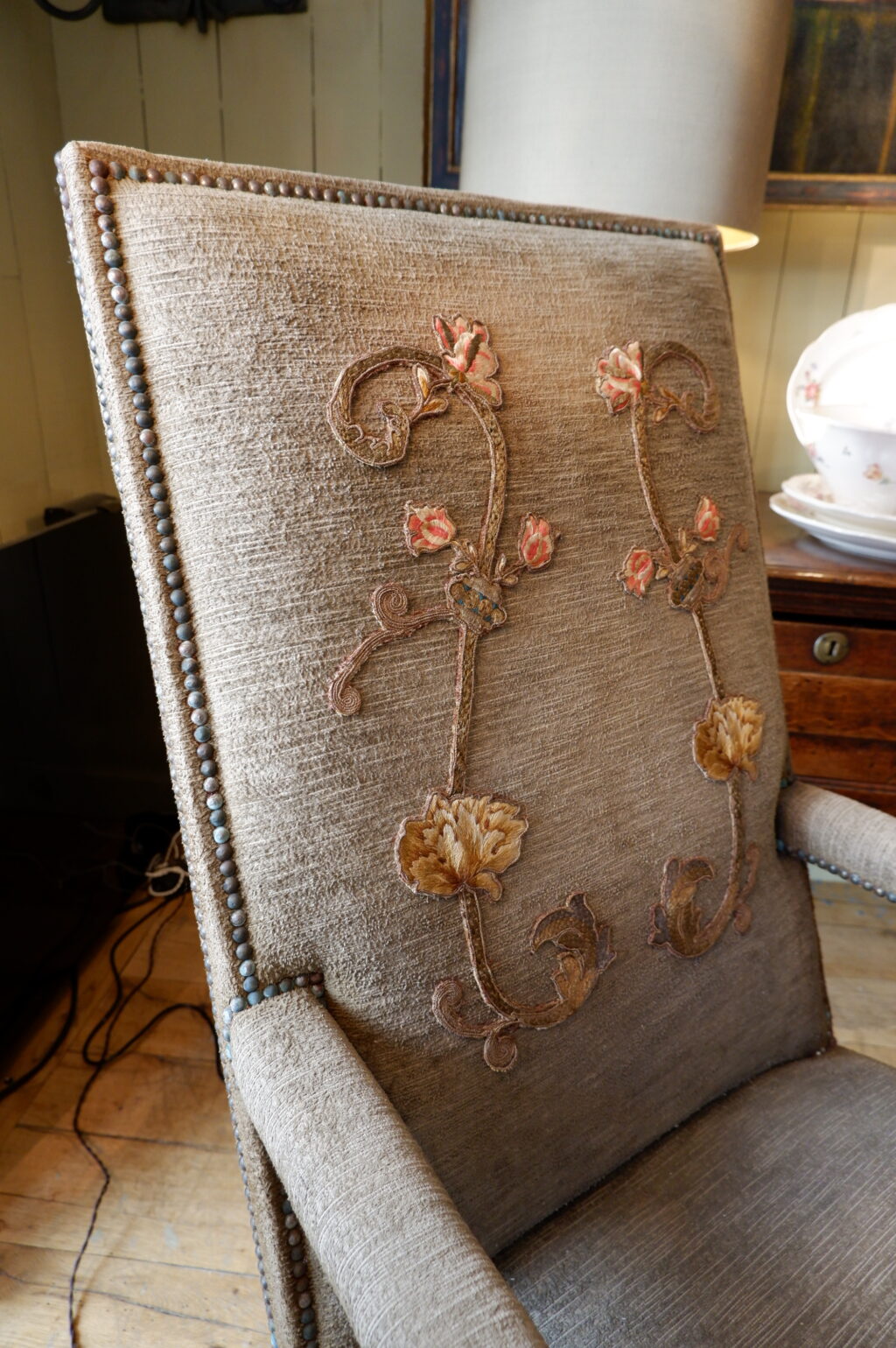 Fauteuil Louis XIII en noyer sculpté et velours marron orné d'une applique brodée sur le dossier – Image 2