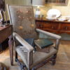 Fauteuil Louis XIII en noyer sculpté et velours marron orné d'une applique brodée sur le dossier – Image 5