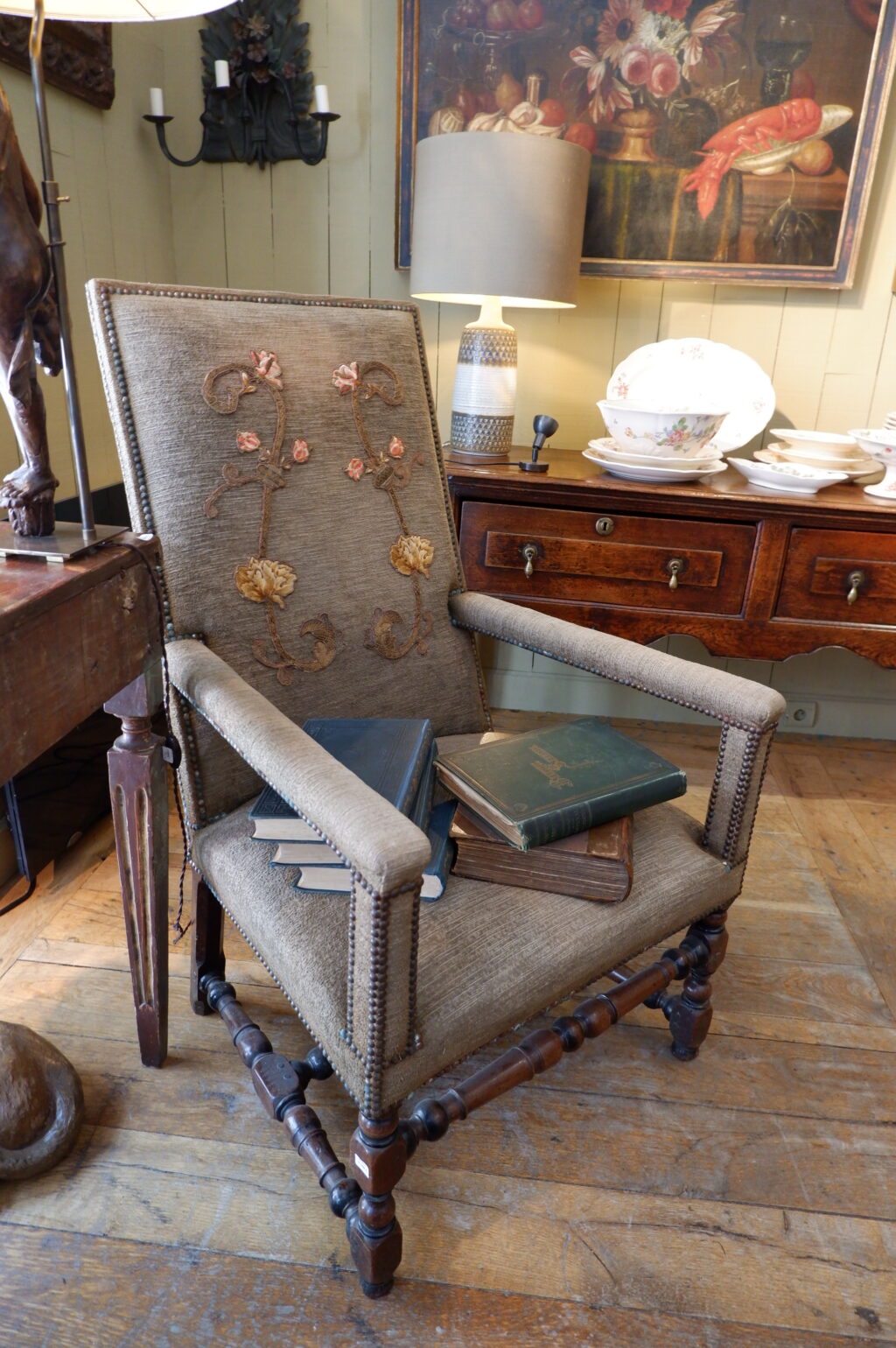 Fauteuil Louis XIII en noyer sculpté et velours marron orné d'une applique brodée sur le dossier – Image 5