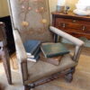 Fauteuil Louis XIII en noyer sculpté et velours marron orné d'une applique brodée sur le dossier – Image 6