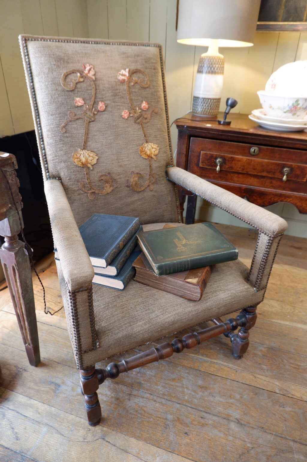 Fauteuil Louis XIII en noyer sculpté et velours marron orné d'une applique brodée sur le dossier – Image 6