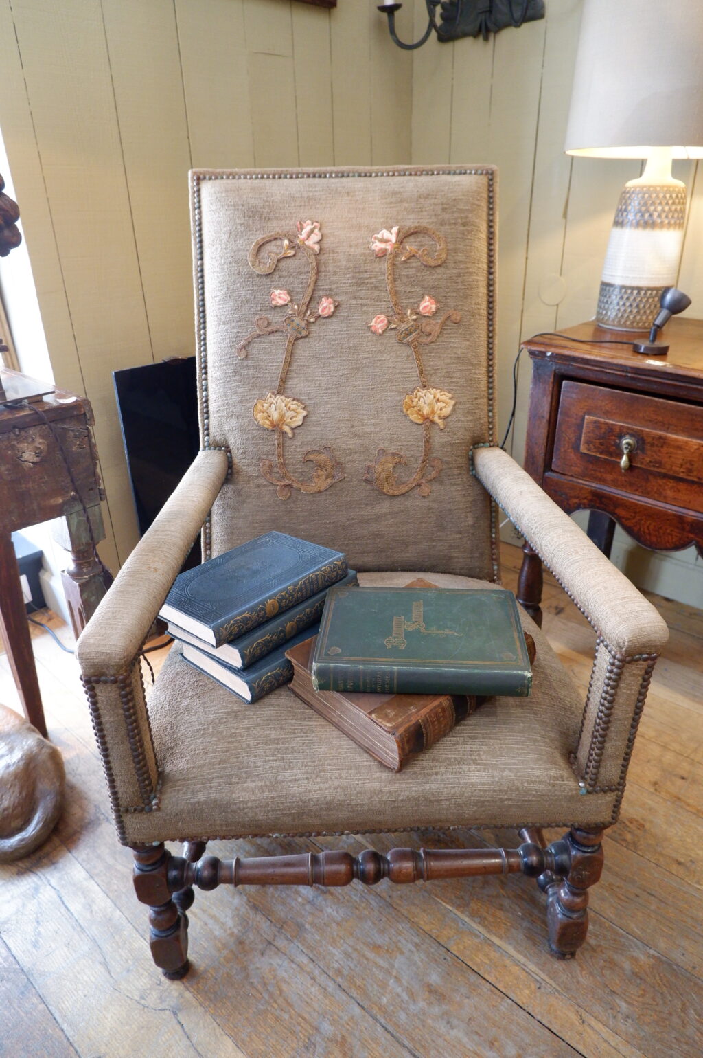 Fauteuil Louis XIII en noyer sculpté et velours marron orné d'une applique brodée sur le dossier – Image 3