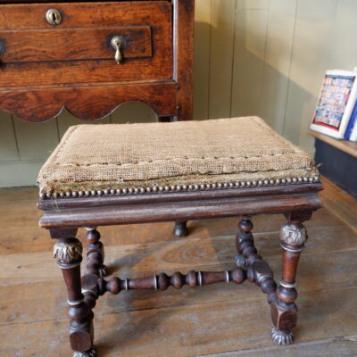 Tabouret en noyer d’époque Louis XIV a recouvrir