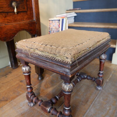 Tabouret en noyer d’époque Louis XIV a recouvrir