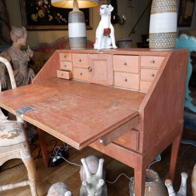 Elégant bureau scriban gustavien patine rouge pâle ca.1800