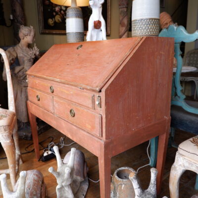 Elégant bureau scriban gustavien patine rouge pâle ca.1800