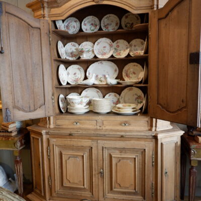 Grand double-corps en chêne clair à pans coupés, ca.1800