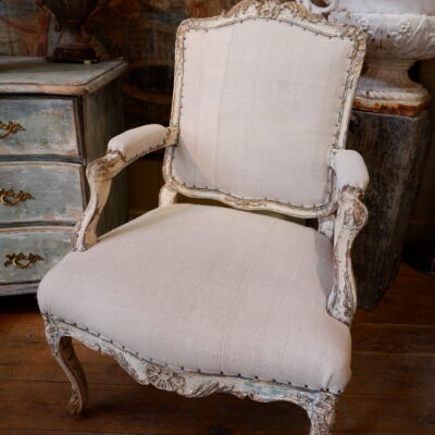 PAIR OF QUEEN-SIZE ARMCHAIRS WITH WHITE PATINA