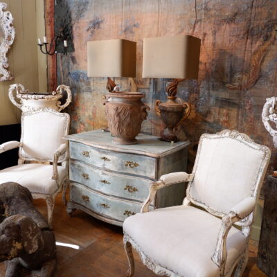 PAIR OF QUEEN-SIZE ARMCHAIRS WITH WHITE PATINA
