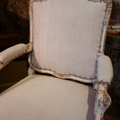 PAIR OF QUEEN-SIZE ARMCHAIRS WITH WHITE PATINA