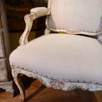 PAIR OF QUEEN-SIZE ARMCHAIRS WITH WHITE PATINA