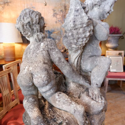 Centre de fontaine en pierre sculptée “deux putti tenant une corne d’abondance” sur socle en pierre – France