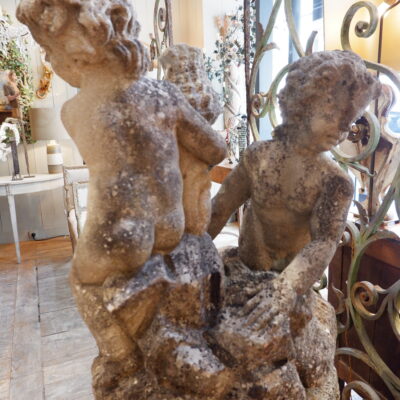 Centre de fontaine en pierre sculptée “deux putti tenant une corne d’abondance” sur socle en pierre – France