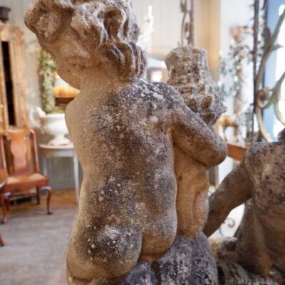 Centre de fontaine en pierre sculptée “deux putti tenant une corne d’abondance” sur socle en pierre – France
