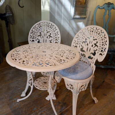 Ensemble de jardin en fonte d’aluminium ajourée laque rose pâle ca.1900