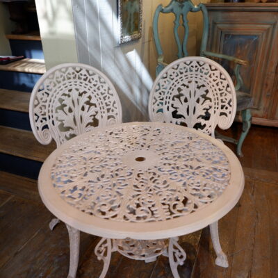 Ensemble de jardin en fonte d’aluminium ajourée laque rose pâle ca.1900