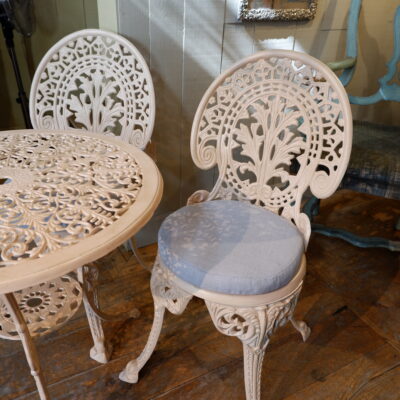 Ensemble de jardin en fonte d’aluminium ajourée laque rose pâle ca.1900