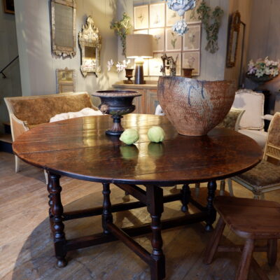 Large oval "getleg" table in waxed oak with turned legs ca.1780