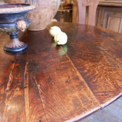 Large oval "getleg" table in waxed oak with turned legs ca.1780