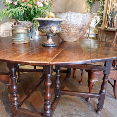 Large oval "getleg" table in waxed oak with turned legs ca.1780