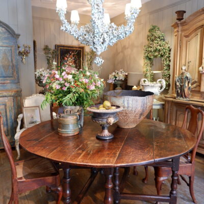 Grande table ovale dite “getleg” en chêne ciré et pieds tournés ca.1780