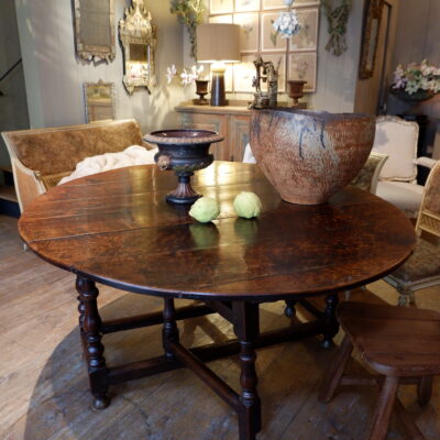 Large oval "getleg" table in waxed oak with turned legs ca.1780
