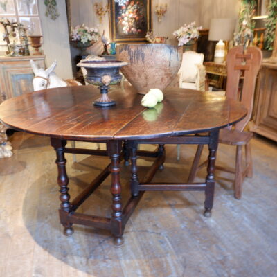 Large oval "getleg" table in waxed oak with turned legs ca.1780
