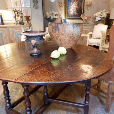 Large oval "getleg" table in waxed oak with turned legs ca.1780
