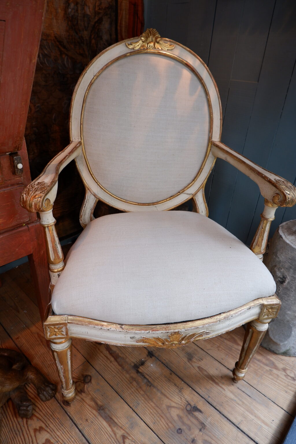 Elégante paire de fauteuils à chassis d'époque XVIIIe laque ivoire et feuille d'or