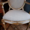 Elégante paire de fauteuils à chassis d'époque XVIIIe laque ivoire et feuille d'or – Image 4