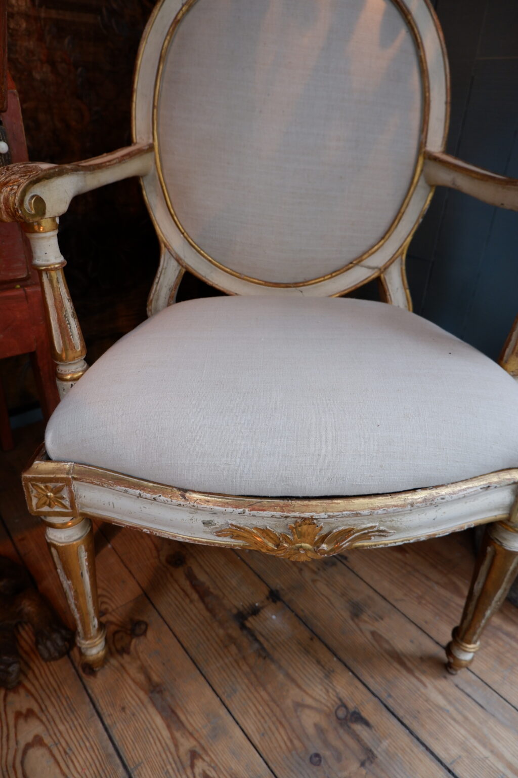 Elégante paire de fauteuils à chassis d'époque XVIIIe laque ivoire et feuille d'or – Image 4